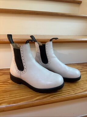 Blundstone White Leather Chelsea Ankle Boots with Black Elastic